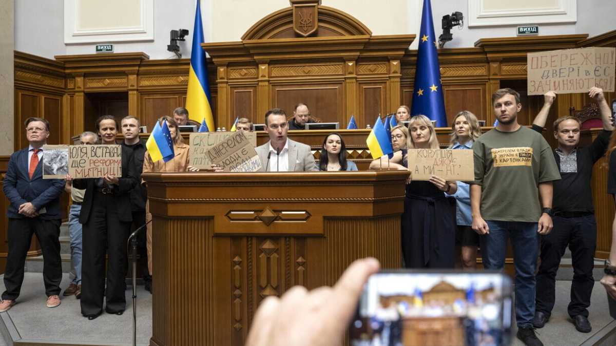 Immagine di A Kyiv le proteste costringono il Parlamento a votare a favore della legge sull’anticorruzione