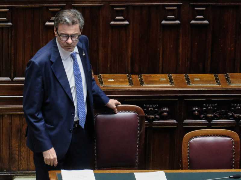 Giorgetti di seppia e di martello. Cauto sui dazi, duro con le banche: "Difendo l'interesse nazionale"