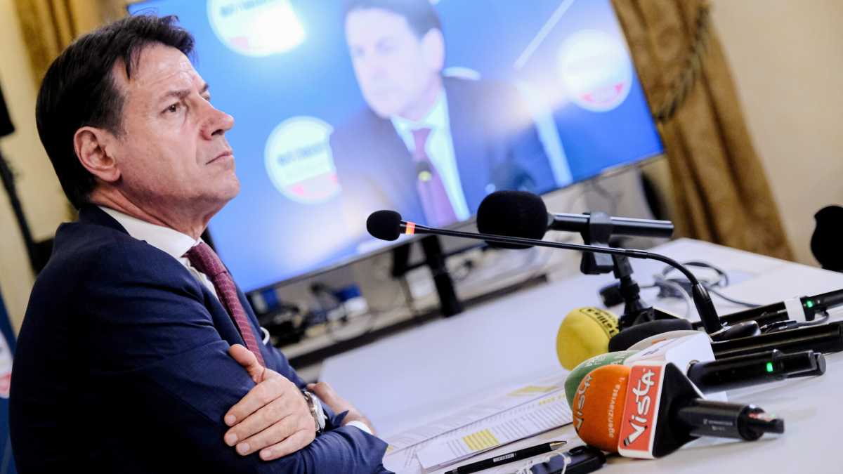 Immagine di Il doppiopesismo della Conte Manettari Associati sui politici indagati