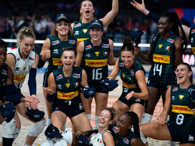 Le ragazze di Velasco festeggiano la 29esima vittoria di fila e VNL 2025 (foto Getty Images)&nbsp;<br />