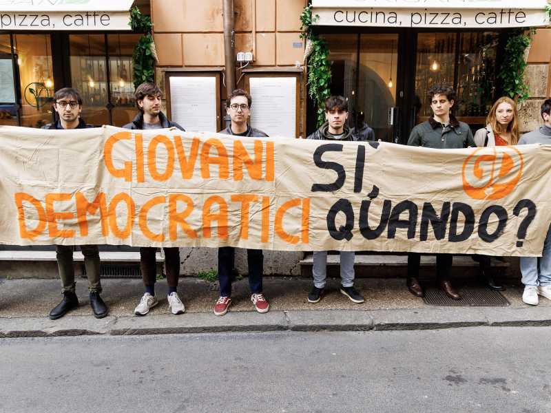 Gd in protesta davanti alla sede del Pd per chiedere la convocazione del congresso, (19-02-2024, foto LaPresse)