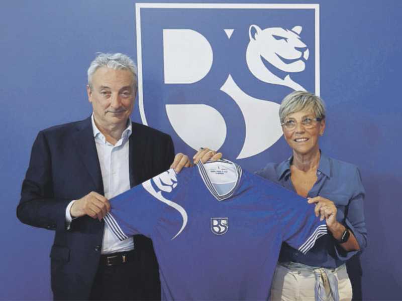 Il presidente Giuseppe Pasini e la sindaca di Brescia Laura Castelletti con la nuova maglia <br />