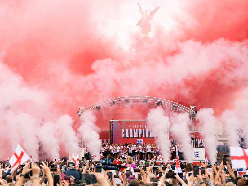 La nazionale femminile inglese, neo-campionessa di UEFA Women's EURO 2025, celebra la vittoria fuori Buckingham Palace (Getty Images)&nbsp;<br />
