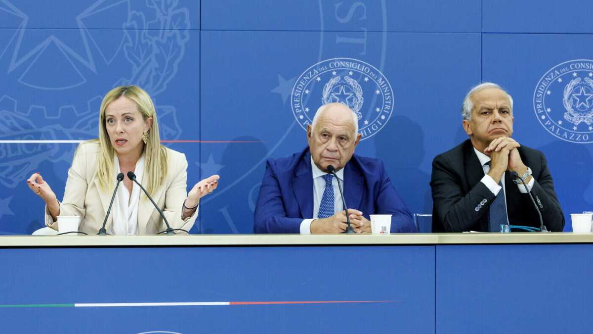 Immagine di Meloni archiviata per il caso Almasri. "Ma verrà chiesto processo per Piantedosi, Nordio e Mantovano"
