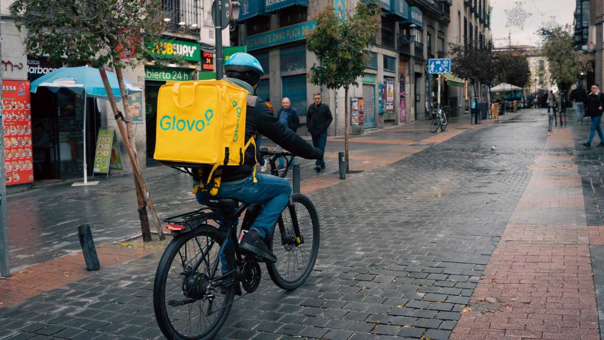 Immagine di Il mondo del delivery fa i conti con il caldo. Glovo ritira il bonus per i rider, Just eat riduce le ore lavorative