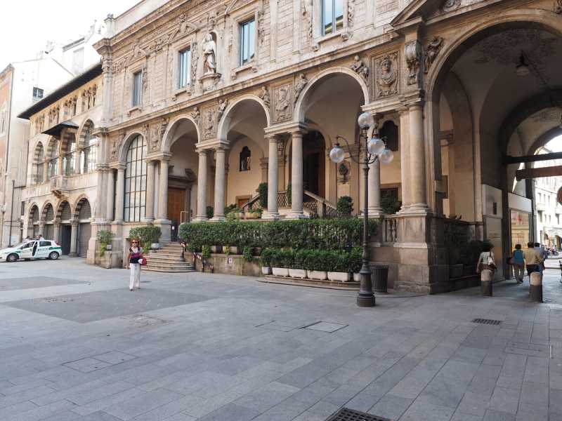 <span style="color: rgb(8, 8, 8); font-family: Lato, sans-serif; font-size: 14px;">Piazza dei Mercanti, Milano (foto Getty)</span>