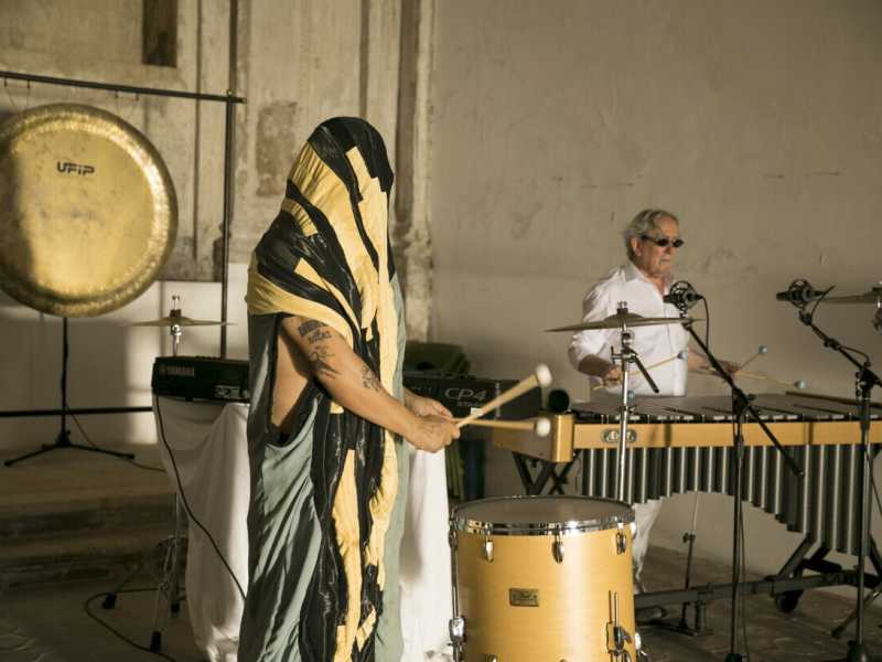 Lino Capra Vaccina e Mai Mai Mai registrano &ldquo;I racconti di Aretusa&rdquo; nella chiesa di Ges&ugrave; e Maria a Ortigia (foto Glauco Canalis)&nbsp;<br />