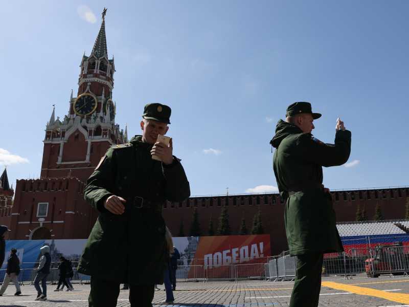 Ufficiali delle Forze Armate russe davanti al Cremlino (Foto di Contributor/Getty Images) <br />