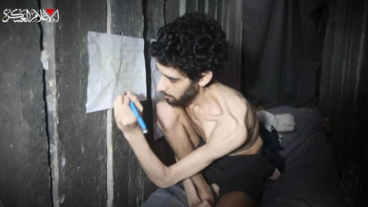 Immagine di Il pudore dei media sull’ebreo pelle e ossa che si scava la fossa nella catacomba di Gaza
