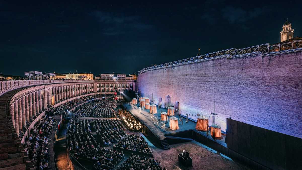 Immagine di Una Vedova triste e un'occasione persa, nonostante costumi e musica