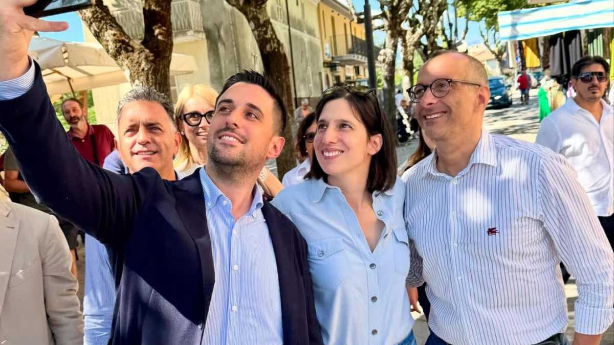 Immagine di Mentre Meloni annucia la Zes nelle Marche, Ricci pensa di evitare la foto di Pesaro con i leader