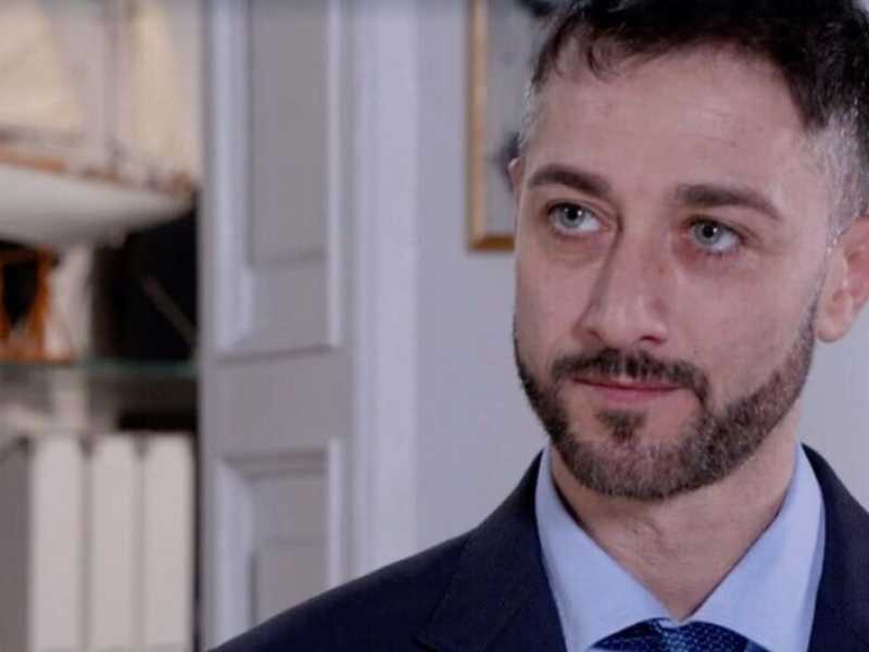 Un investigatore privato va a caccia delle storielle di Gagliotti in Un posto al sole