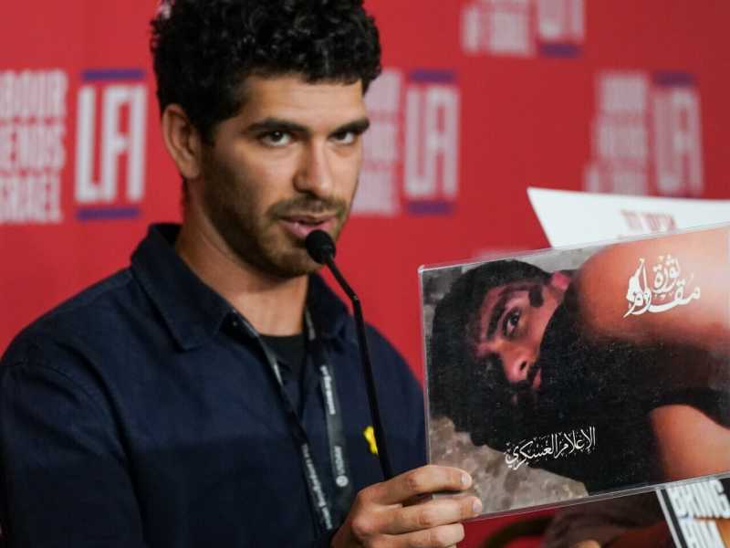 Ilay David parla, durante un evento a Liverpool, di suo fratello Evyatar, preso in ostaggio da Hamas (Foto di Ian Forsyth/Getty Images) <br />
