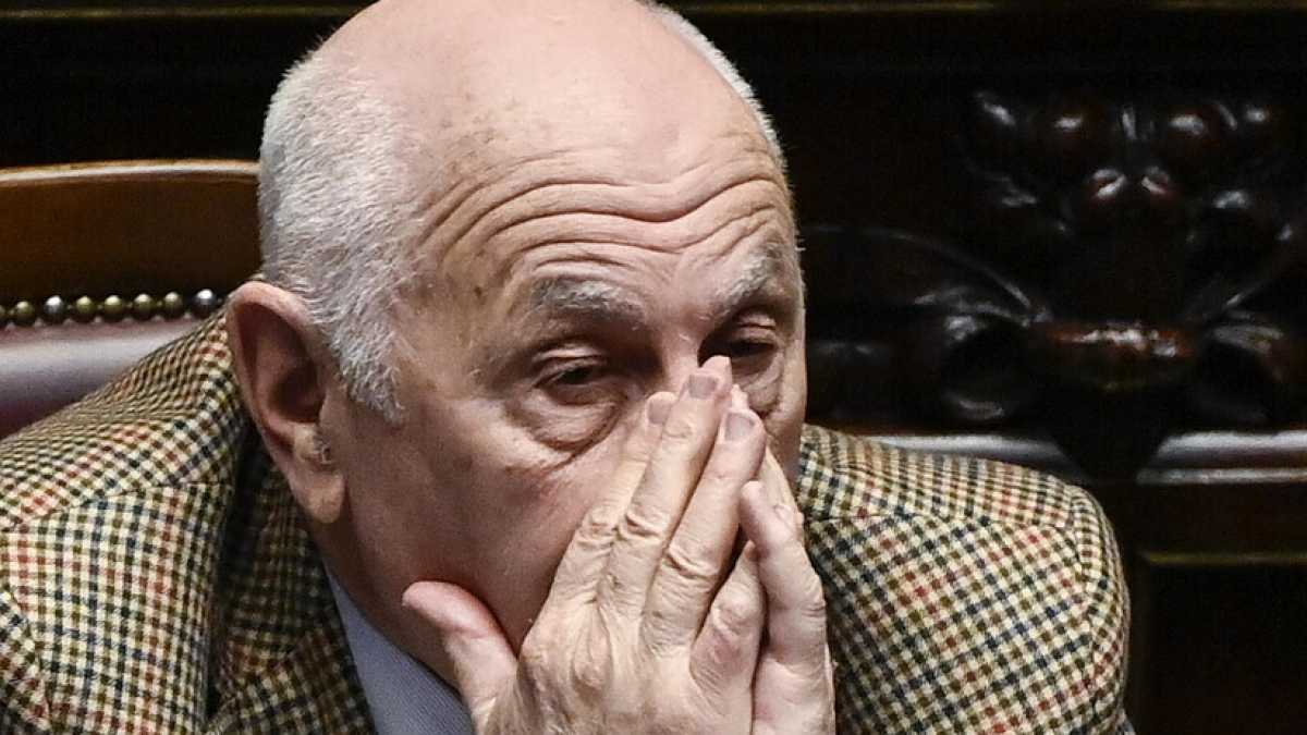 Immagine di Almasri, richieste di processo per Nordio, Mantovano e Piantedosi. Il derby con Ilaria Salis