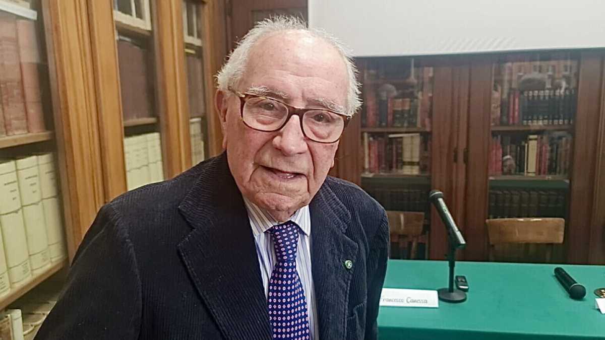 Immagine di San Carlo inguaiato. Canessa, decano del teatro napoletano: “Basta con l’opera buffa dei dissidi politici”