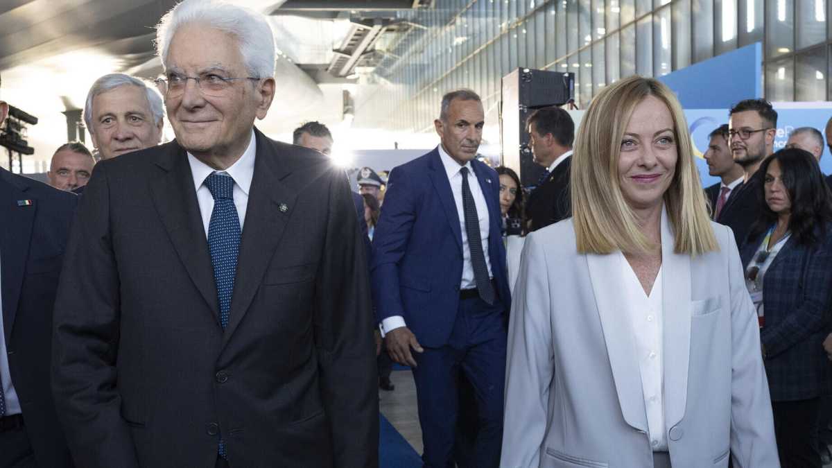 Immagine di "Abbassate i toni", Mattarella e lo scontro fra Meloni e toghe. Per lo scudo a Bartolozzi c'è il precedente di Tanzi