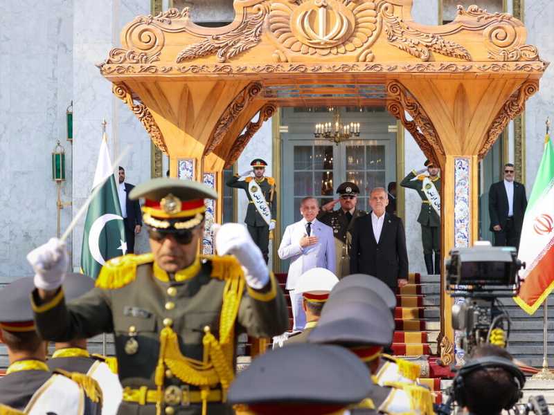 Il presidente iraniano Masoud Pezeshkian dà il benvenuto al primo ministro pachistano Shehbaz Sharif al Palazzo Saadabad il 26 maggio scorso a Teheran, in Iran (Getty)