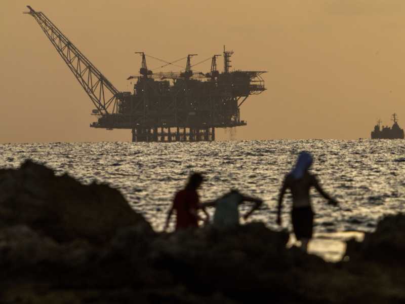 Una piattaforma petrolifera nel giacimento di gas Leviathan al largo di Israele (AP Photo/Ariel Schalit)&nbsp;<br />