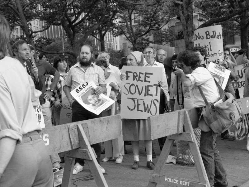 Manifestazione per la libertà degli ebrei sovietici a New York nel 1987. Un cartello recita "Liberate gli ebrei sovietici" (Rita Barros/Getty Images) <br />