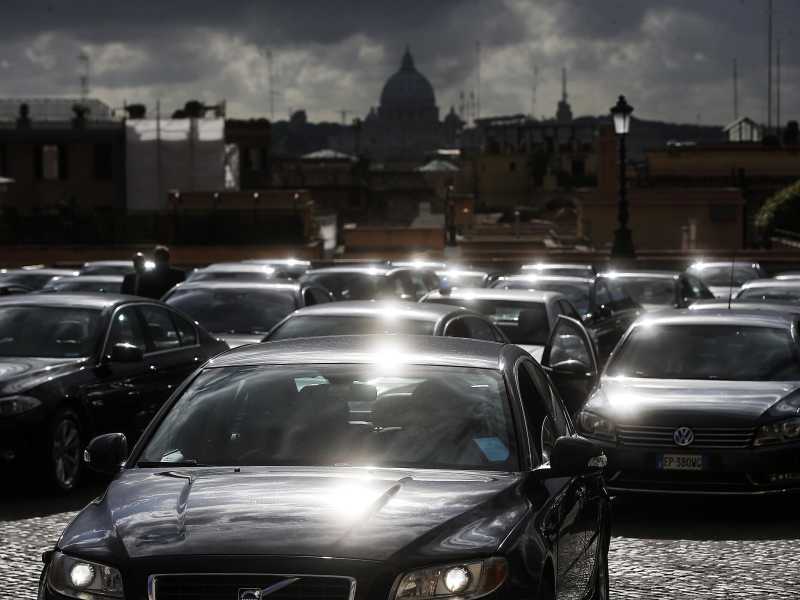 L&rsquo;ubriacatura da uso smodato di auto blu e scorte pu&ograve; avere effetti collaterali. In basso, il presidente dell&rsquo;Assemblea regionale siciliana Gaetano Galvagno (Ansa)&nbsp;<br />