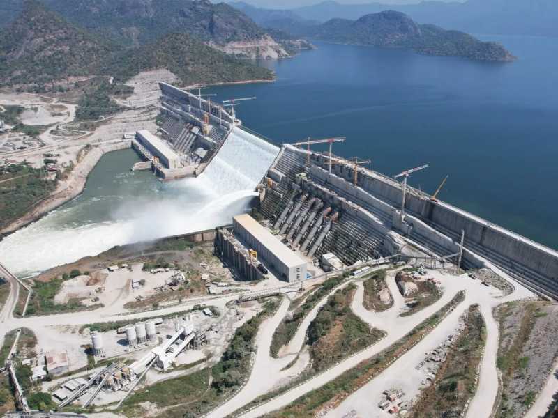 Vanto della manodopera di Gerd è il calcestruzzo rullato e compattato, necessario per le grandi dimensioni della diga (foto Webuild) <br />