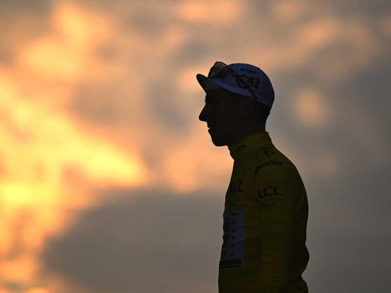 Tadej Pogacar sul podio di Parigi al termine del Tour de France 2025 (foto Getty Images)