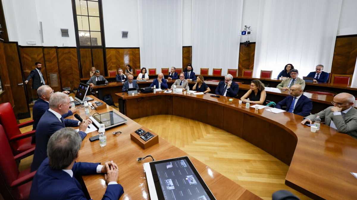 Immagine di “Giornata decisiva”. Ma sull’ex Ilva è tutto rinviato a settembre