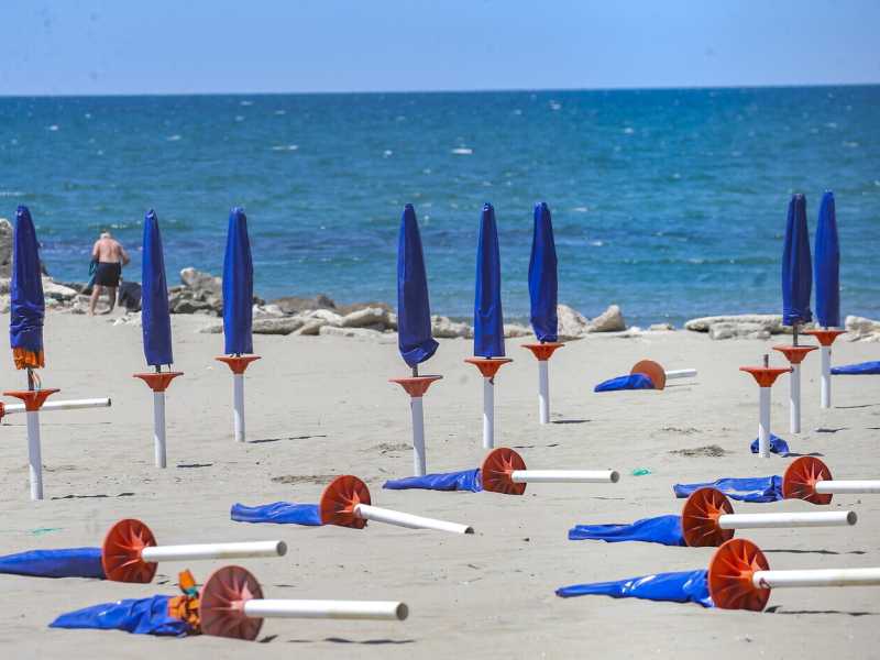 La montagna &egrave; di destra e lo scoglio di sinistra, la baita batte il lido e il borgo supera la riviera. La questione &egrave; politica, da bagnasciuga (foto Getty)&nbsp;<br />
