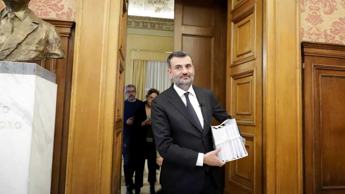 Immagine di Decaro è il “mezzo” candidato e cerca (con Conte) di fermare Emiliano che dice: “Farò il frate semplice”