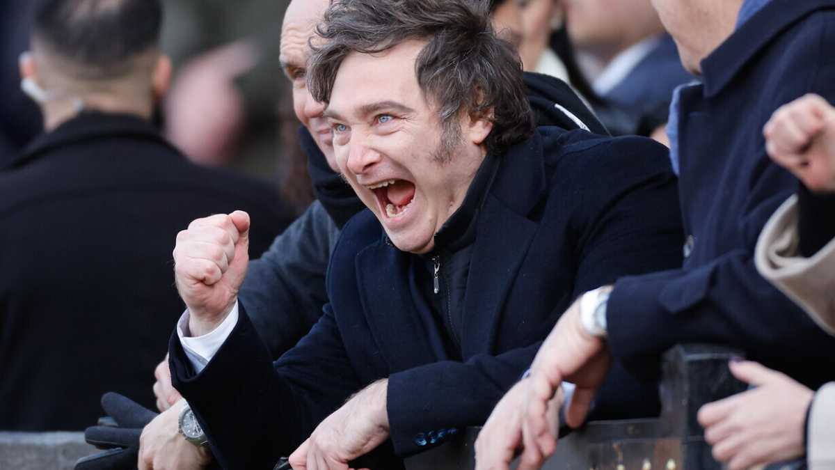 Immagine di Milei non insulta più, cambia (a fatica) registro politico e c’entra un sondaggio