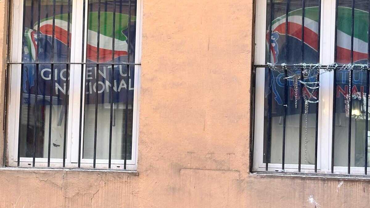 Immagine di Guerra dentro FdI, i ragazzi di Gioventù Nazionale occupano la sede del partito e si barricano dentro: arriva la polizia