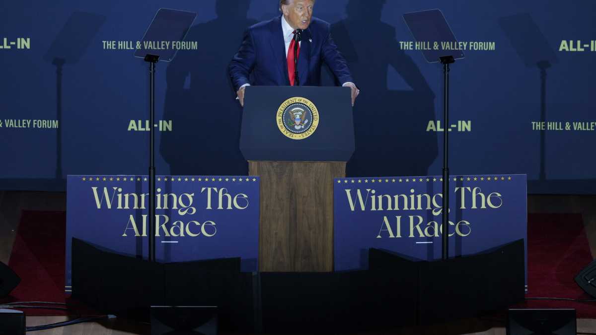 Immagine di Trump presenta la sua AI seria, affidabile, anti woke. Ma lo contraddice su tutto