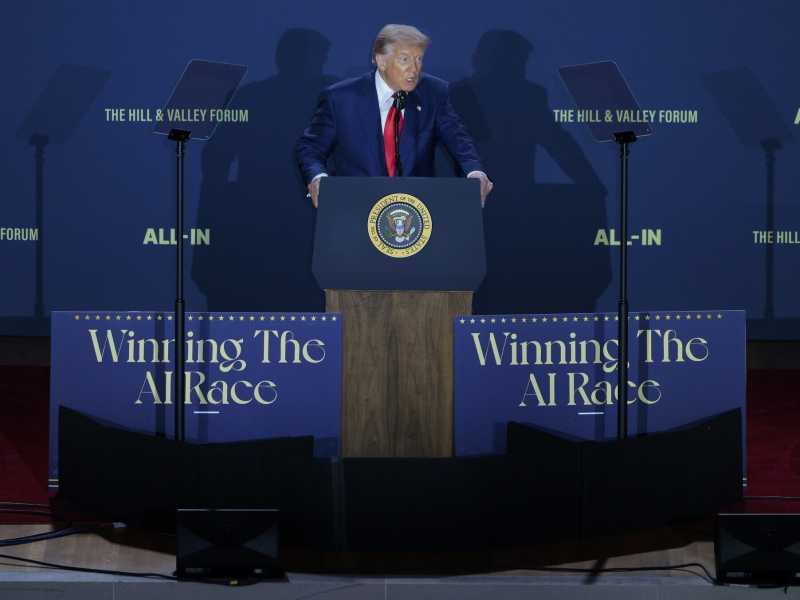 Trump presenta la sua AI seria, affidabile, anti woke. Ma lo contraddice su tutto
