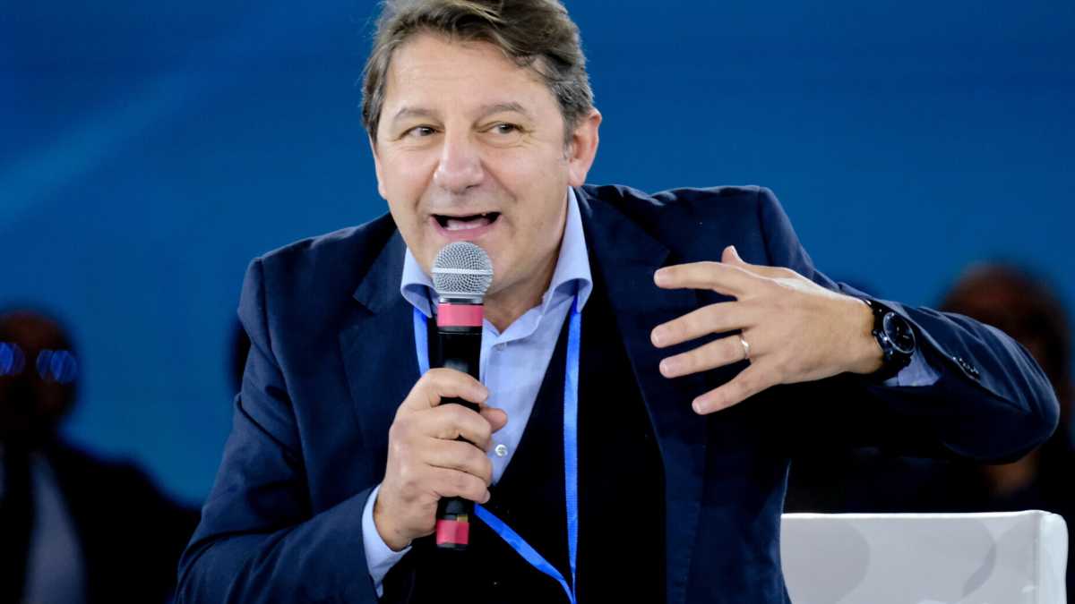 Immagine di Tridico pinne e pedalò. Schlein gli dice: "Candidati in Calabria!", ma l'ex presidente Inps risponde: "Mia moglie non vuole"