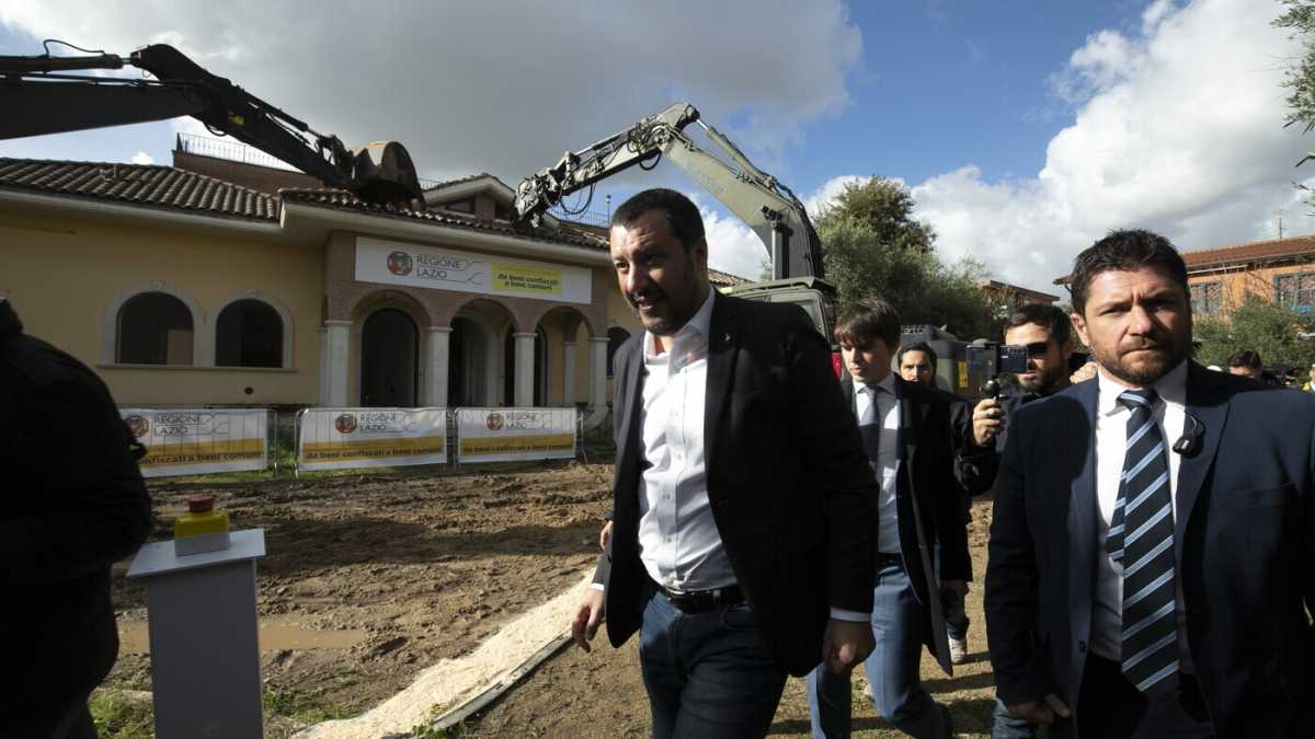 Immagine di Salvini parcheggia la betoniera e risale sulla ruspa