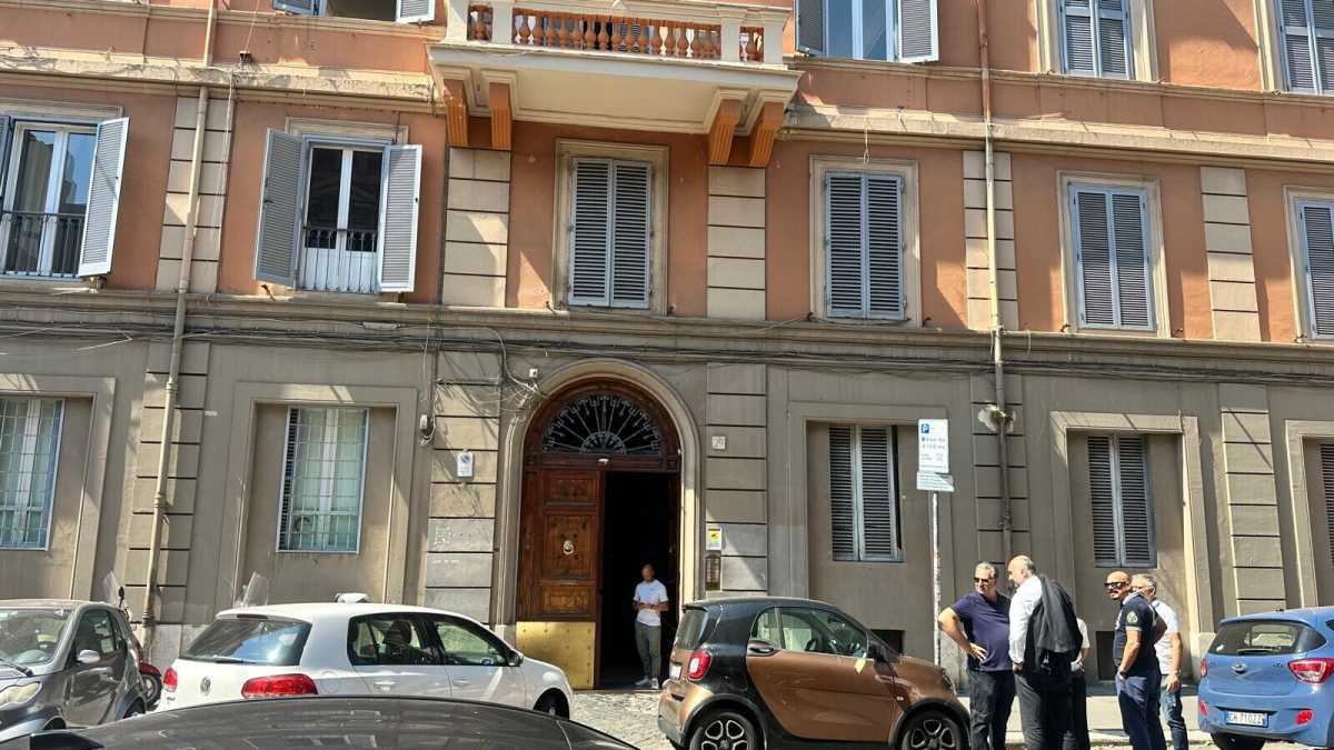 Immagine di Poco Fratelli d’Italia, i baby Meloni occupano la sede. Dispetti e Polizia