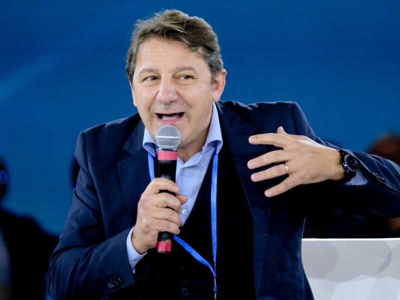 Tridico pinne e pedalò. Schlein gli dice: "Candidati in Calabria!", ma l'ex presidente Inps risponde: "Mia moglie non vuole"