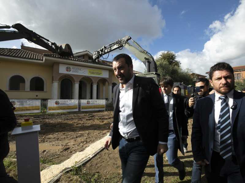 Salvini parcheggia la betoniera e risale sulla ruspa