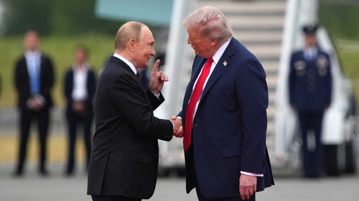 Immagine di Putin e Trump atterrati in Alaska. La stretta di mano e poi in auto insieme