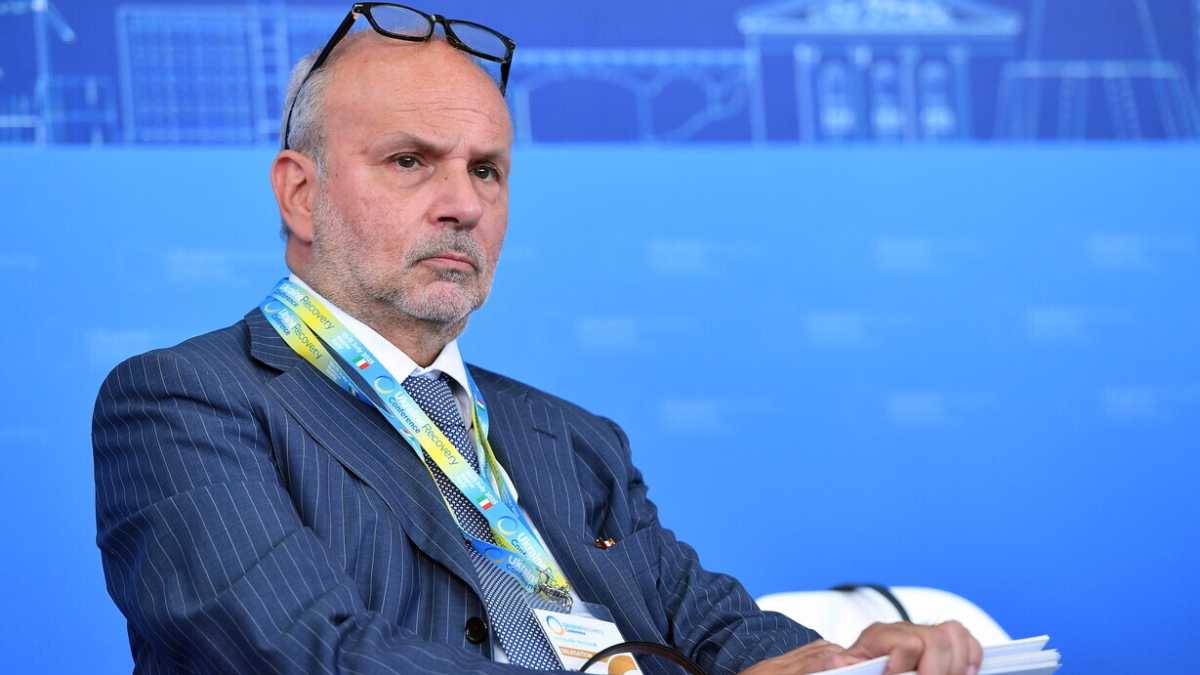 Immagine di Il ministro Schillaci pronto alla revoca delle nomine no vax. “Sono con la scienza”
