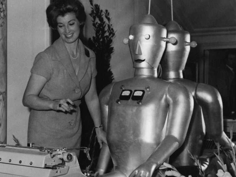 Salone delle attrezzature per ufficio, robot dattilografo a Parigi nell'ottobre 1960 (foto Keystone-France/Gamma-Keystone via Getty Images)&nbsp;<br />