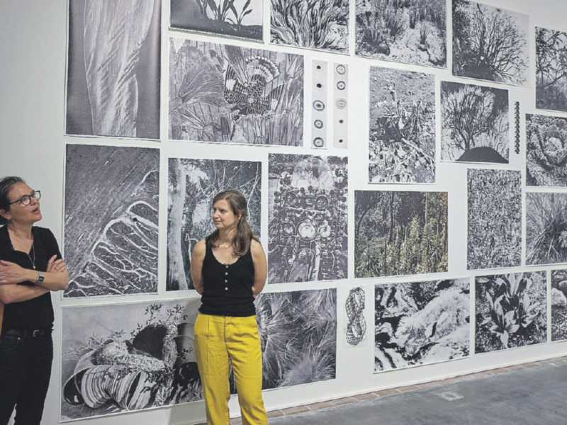 Suter con la curatrice Anna Dannemann al Deutsche Börse Photography Foundation Prize 2018 (Getty) <br />