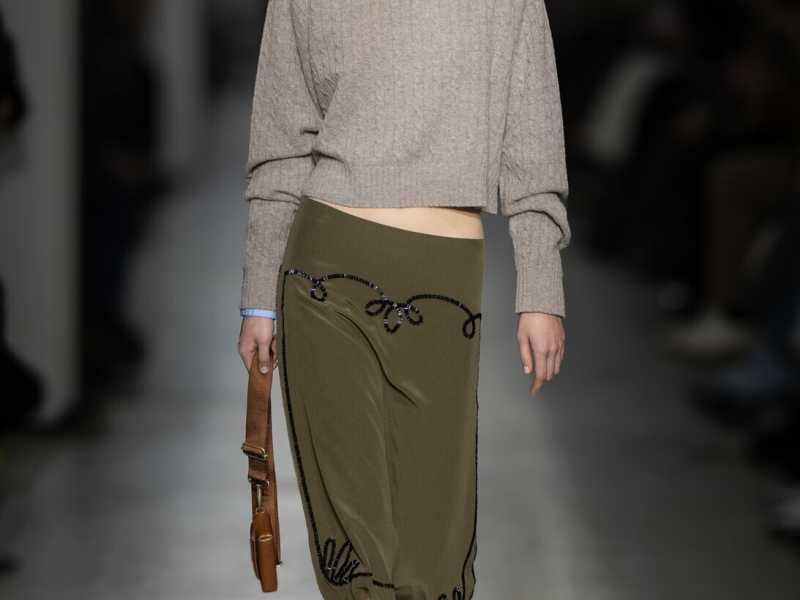 Un look dalla sfilata inverno 2025 di Onitsuka Tiger
