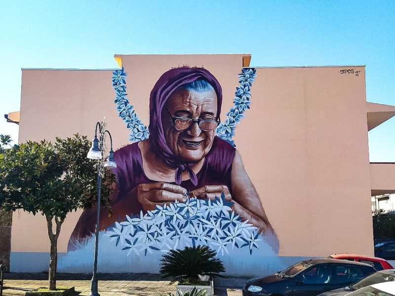 Il murales dedicato alle gelsominaie realizzato dall&rsquo;artista Andrea Sposari a San Filippo del Mela (Facebook - AndreaSpos.art/)&nbsp;<br />