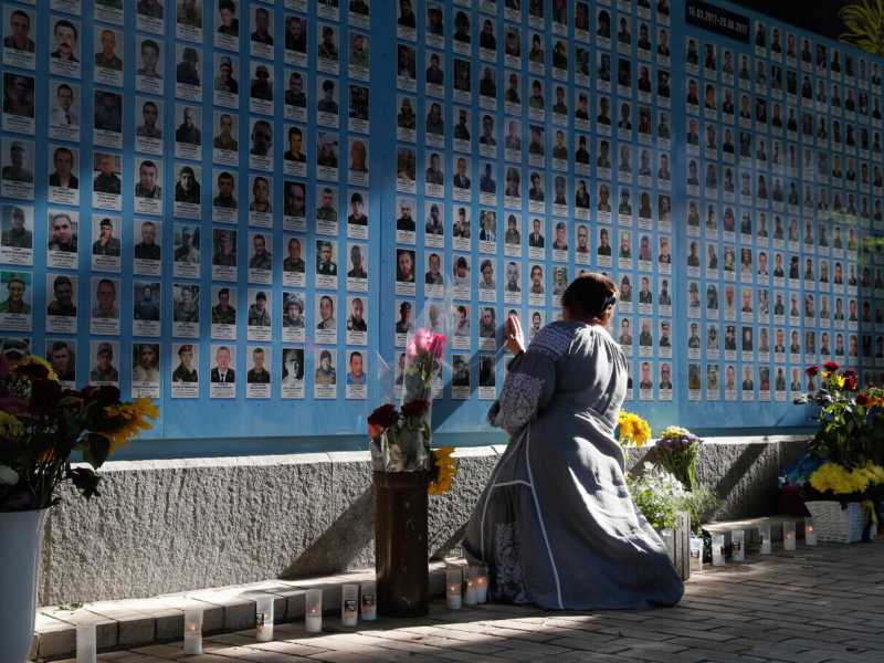 Muro della memoria dei difensori ucraini caduti nel conflitto dell'Ucraina orientale, vicino alla cattedrale di San Michele a Kyiv (foto ANSA)