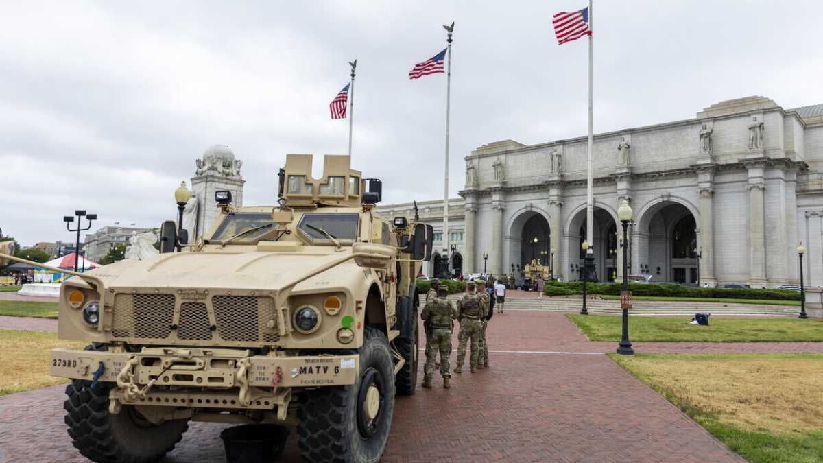Immagine di Cerca la pace in Ucraina e militarizza Washington. “Law and order” in versione Trump