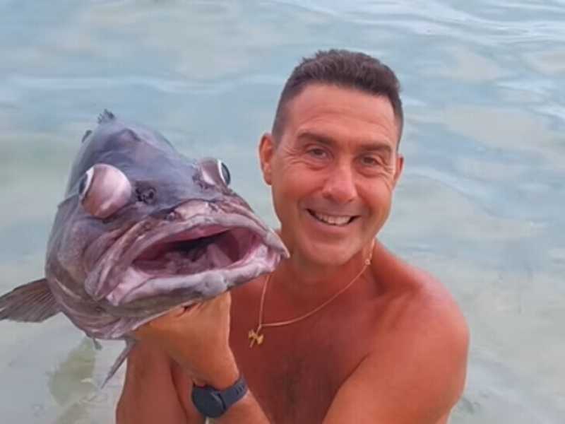 Vannacci fa il Vannacci, gli animalisti ci cascano e lo denunciano per il video con la cernia