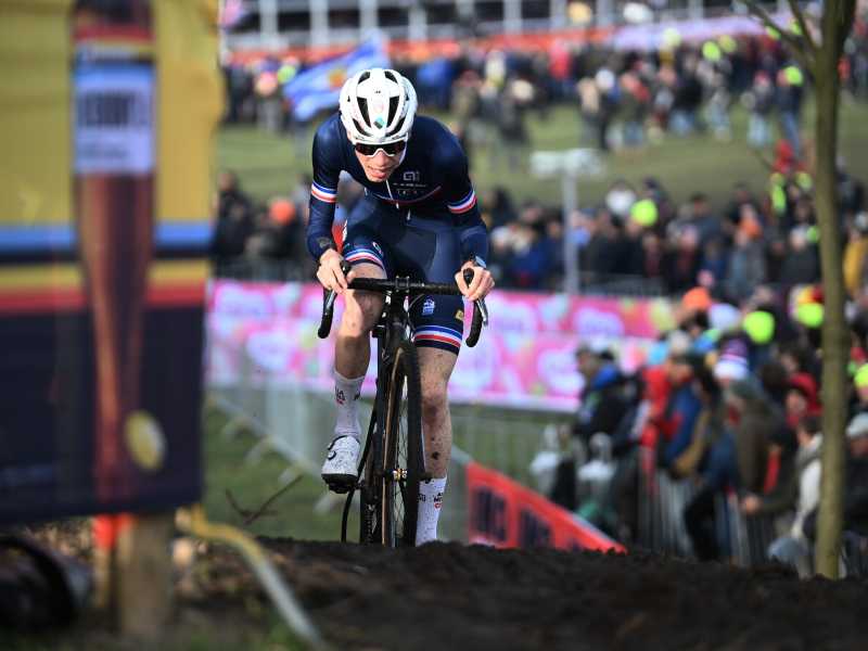 Léo Bisiaux durante i Mondiali juniores di ciclocross del 2023 a Hoogerheide (foto Getty Images)<br />