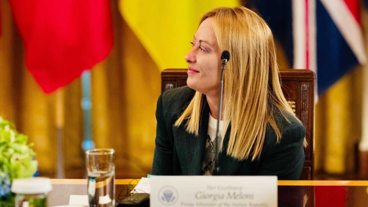 Immagine di Meloni nel trullo tra burraco e Ucraina. L'auspicio di un intervento del Vaticano per i negoziati