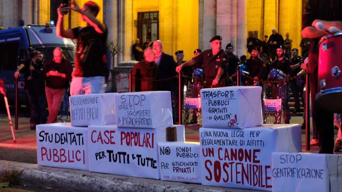 Immagine di Studiare a Milano non è un furto